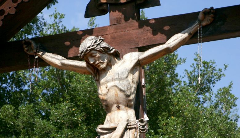 Schauen wir in Stille auf Jesus am Kreuz