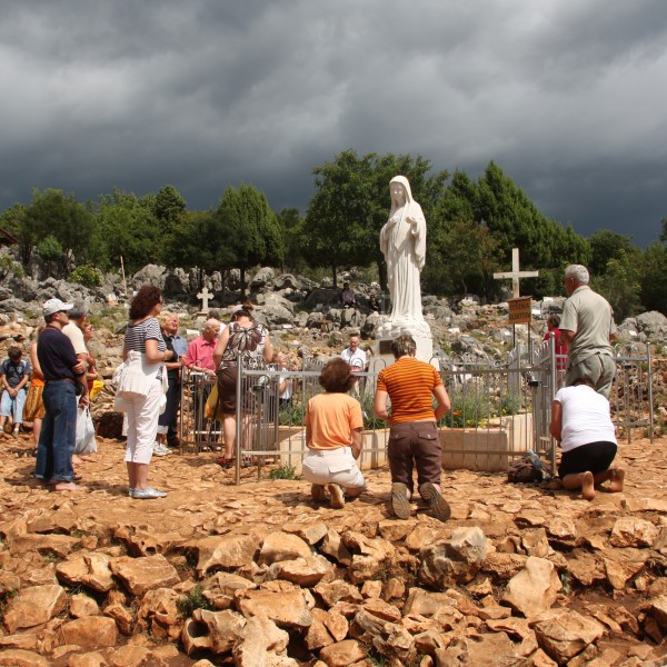 Am Erscheinungsberg beten täglich hunderte Gläubige um durch Maria zu Jesus zu gelangen.