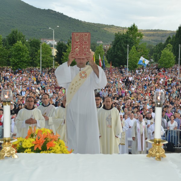 Das Lesen der heiligen Schrift ist neben der heiligen Messe, Gebet, Beichten & Fasten eine der Hauptbotschaften der Gospa.