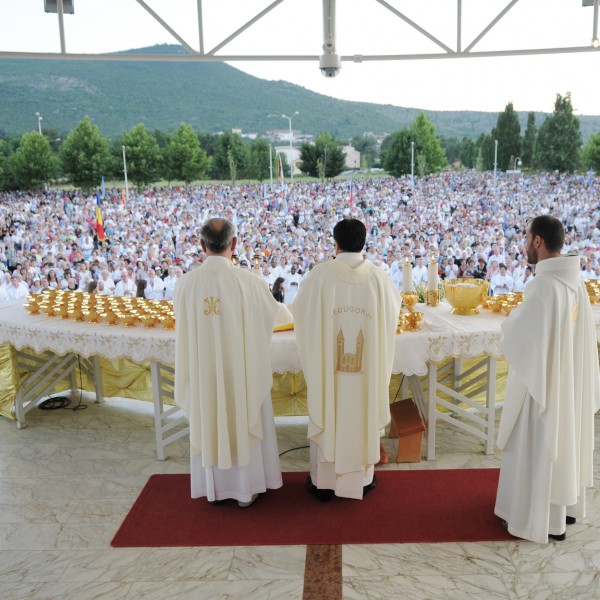 Täglich versammeln sich die Pilger um gemeinsam die heilige Messe zu feiern.